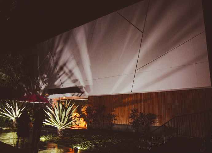 landscape lighting casting a shadow of agave on a house