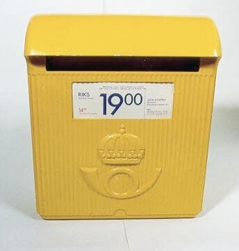 Mailbox Model of letterbox with vaulted ceiling that forms an overhang and thus a rain cover for the letter box.