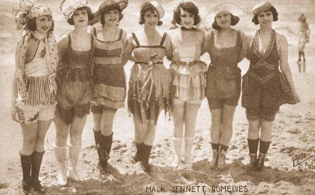 Women in bathing suits (1917 - 1920)