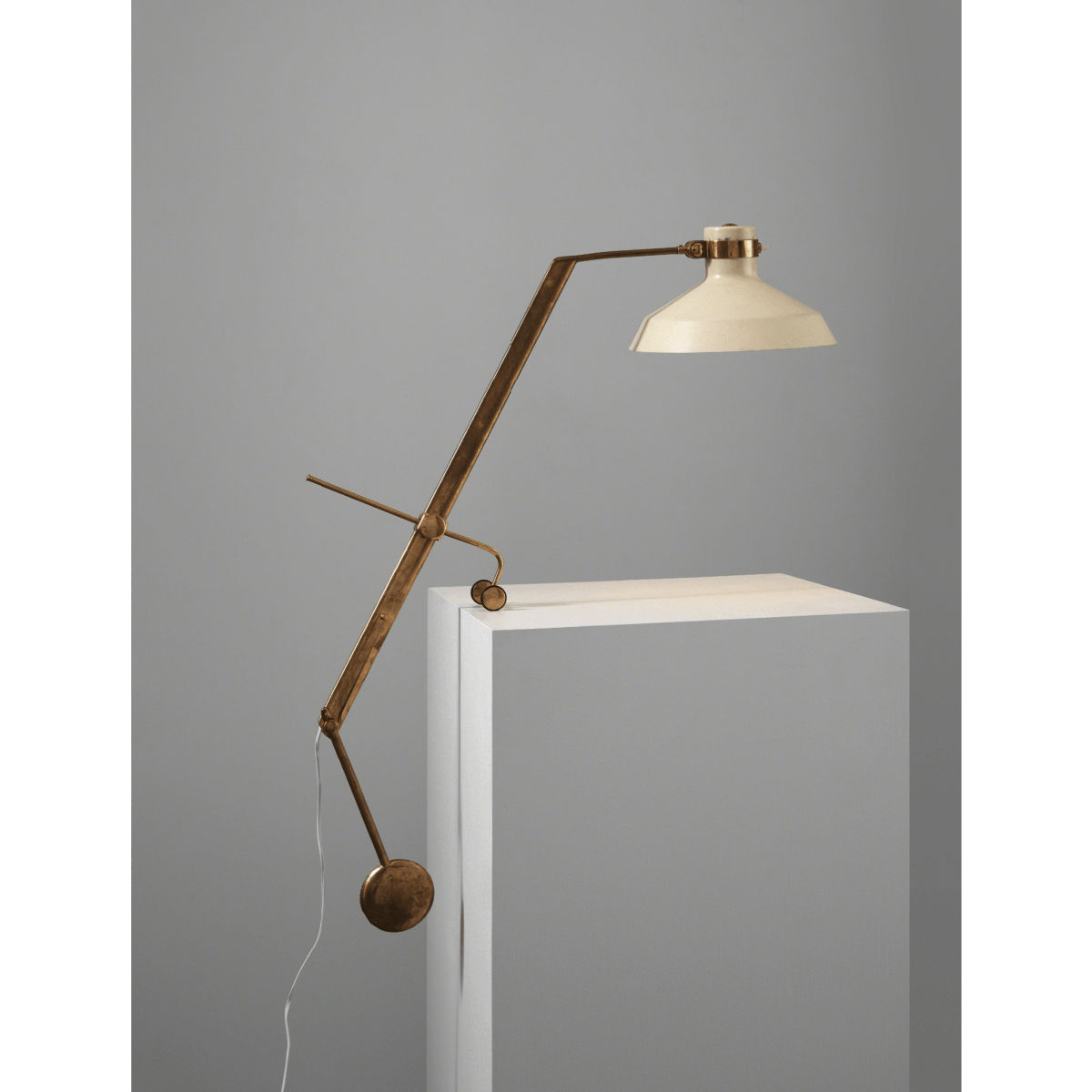Roberto Menghi’s Timeless Creation: The Libra Lux Lamp of 1948