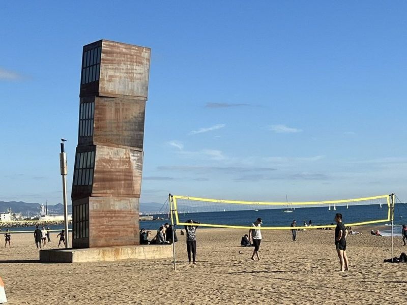 L’estel ferit: A Testament to Barcelona’s Creative Shoreline