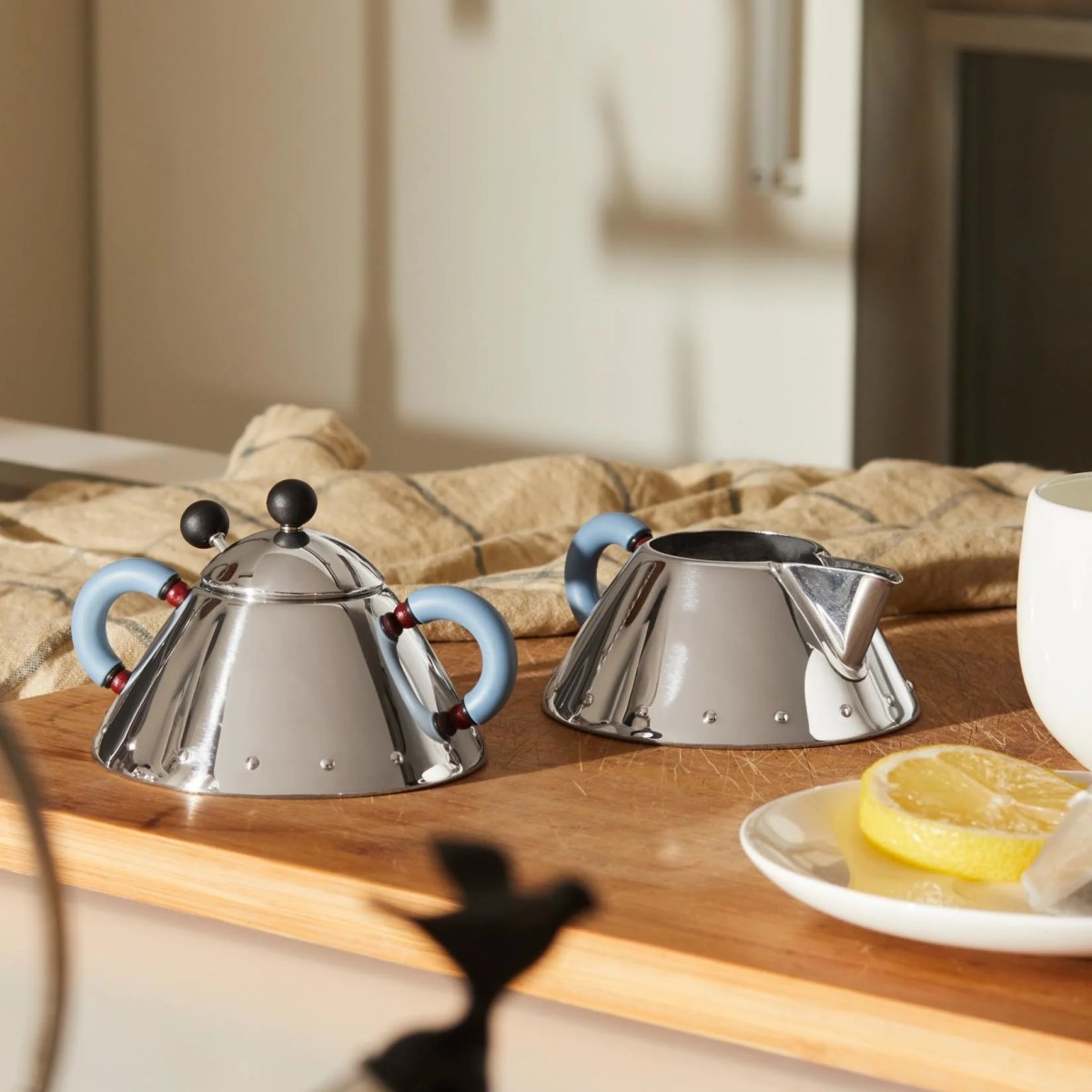 The Timeless Elegance of Alessi Michael Graves 9096 Creamer: A Blend of Art and Functionality