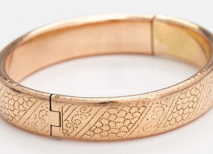 Alexander Edvard Tillander, A 14K gold bracelet with engraved decor. St. Petersburg, turn of the 20th century