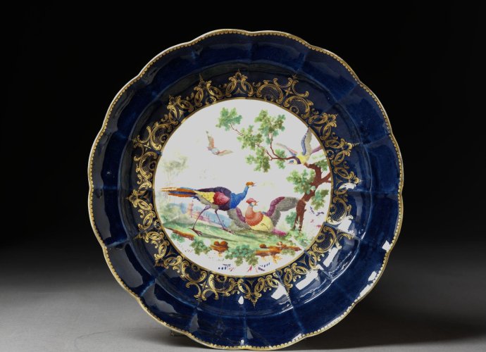 Dish of porcelain with a mazarine blue border. Decorated with birds in the middle. ca. 1770