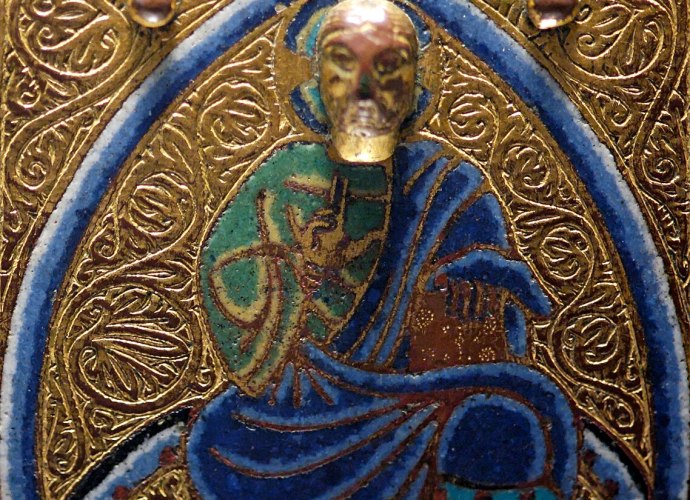 A vermiculated background on a chasse reliquary casket