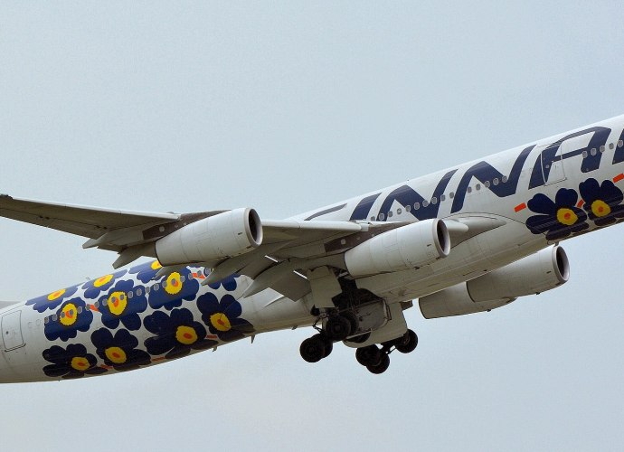 A Finnair Airbus A340-300 flies painted with Isola's 'Marimekko Unikko' pattern in 2015.