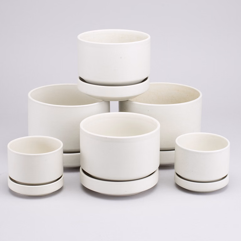 Six white Arabia ceramic flower pots with saucers designed by Richard Lindh